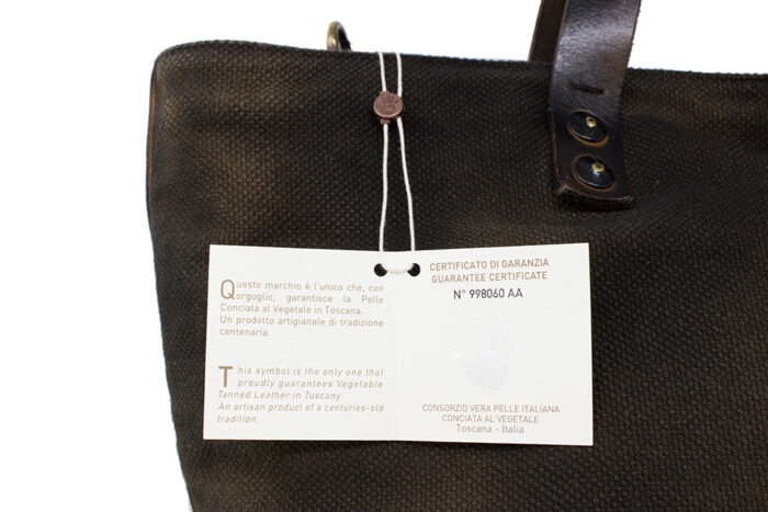 Crisium etichetta di certificazione della borsa color cognac